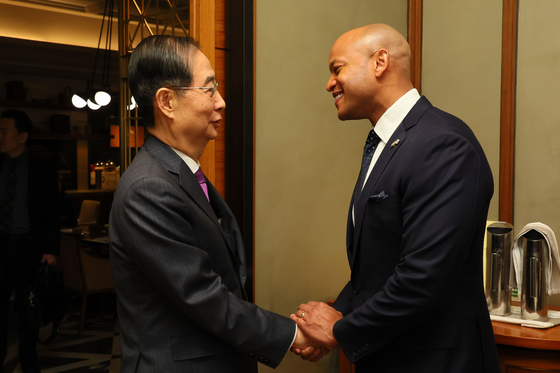 Acting President Han Duck-soo, left, meets with Wes Moore, governor of Maryland, at the Four Seasons Seoul hotel on April 16. [PRIME MINISTER'S OFFICE]