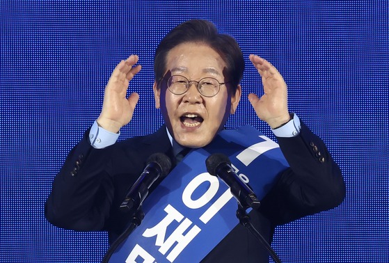 Lee Jae-myung, a presidential primary candidate from the Democratic Party, delivered a policy speech on April 19 at a joint campaign rally for the Chungcheong region held in a gymnasium in North Chungcheong. [NEWS1]