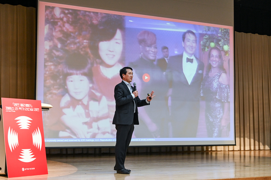 James Rhee applied the ″kindness″ his mother showed him to his business strategy at Ashley Stewart and made it a success. Recently, he spoke about his mother and Black women at Ashley Stewart during a lecture in Seoul. [JAMES RHEE]