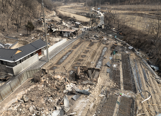 Homes in Andong, North Gyeongsang, lie in ruins after being destroyed by a wildfire on March 29. [YONHAP]