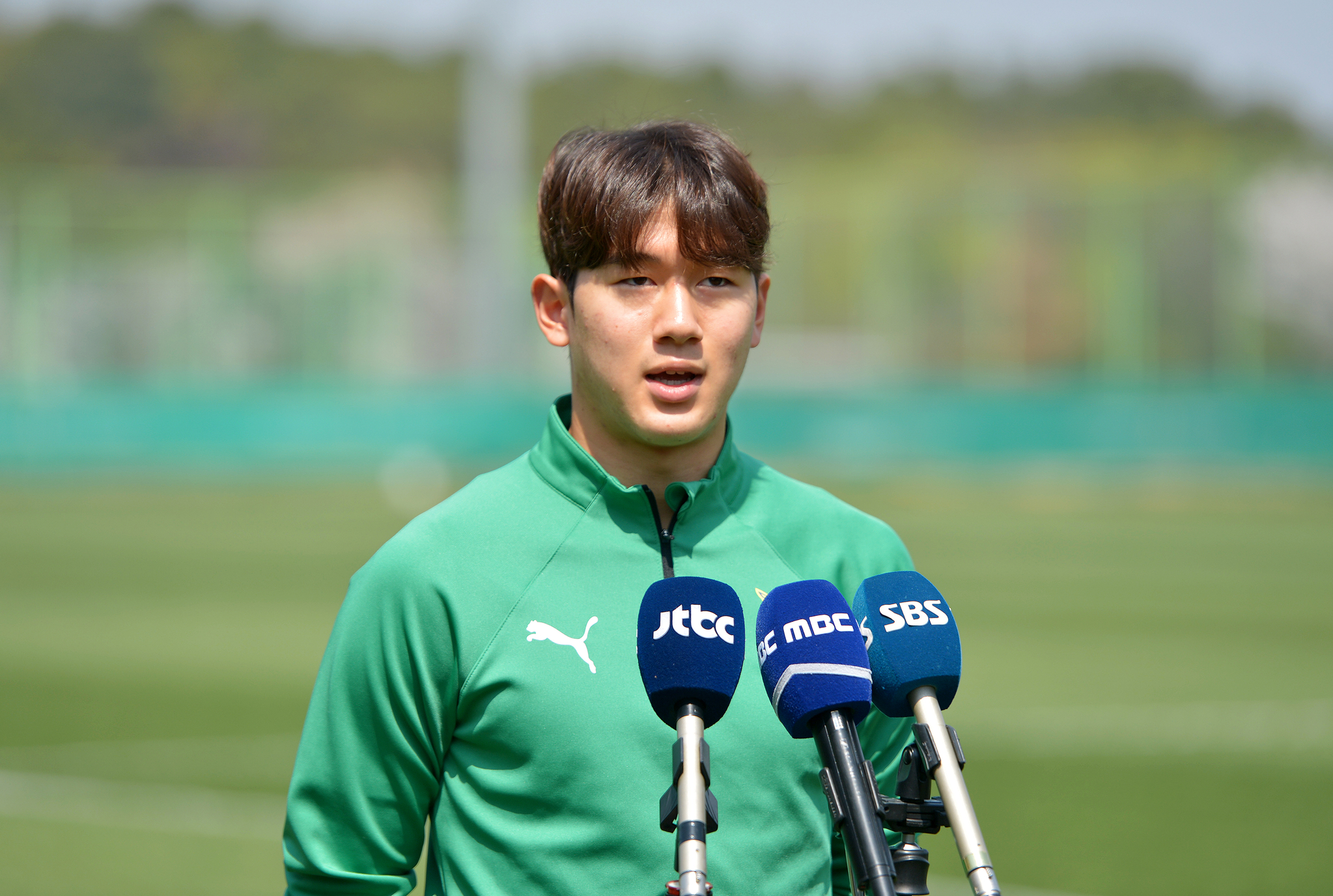 Yoon Do-young speaks to reporters at Deokam Football Center in Daejeon on April 8. [JOONGANG ILBO]