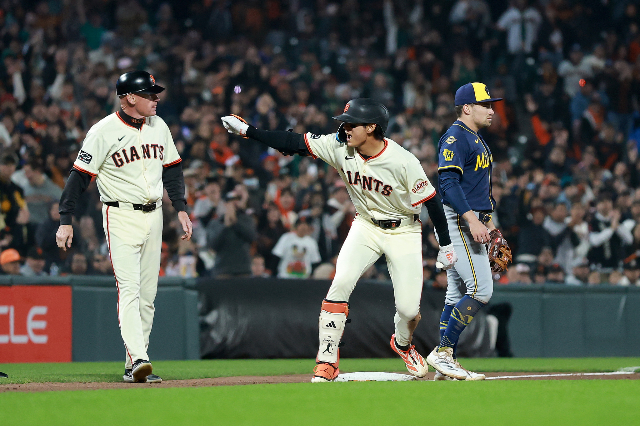 San Francisco Giants outfielder Lee Jung-hoo, center, reacts during an MLB game against the Milwaukee Brewers at Oracle Park in San Francisco on April 21. [AFP/YONHAP] 