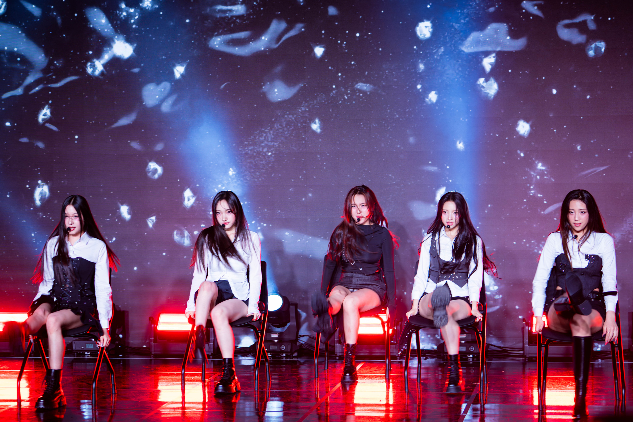 Girl group VVS performs title track “Tea” during a showcase on April 22 at the Ilchi Art Hall in Gangnam District, southern Seoul, for the release of its first digital single “Tea.” [DANIELA GONZALEZ PEREZ]