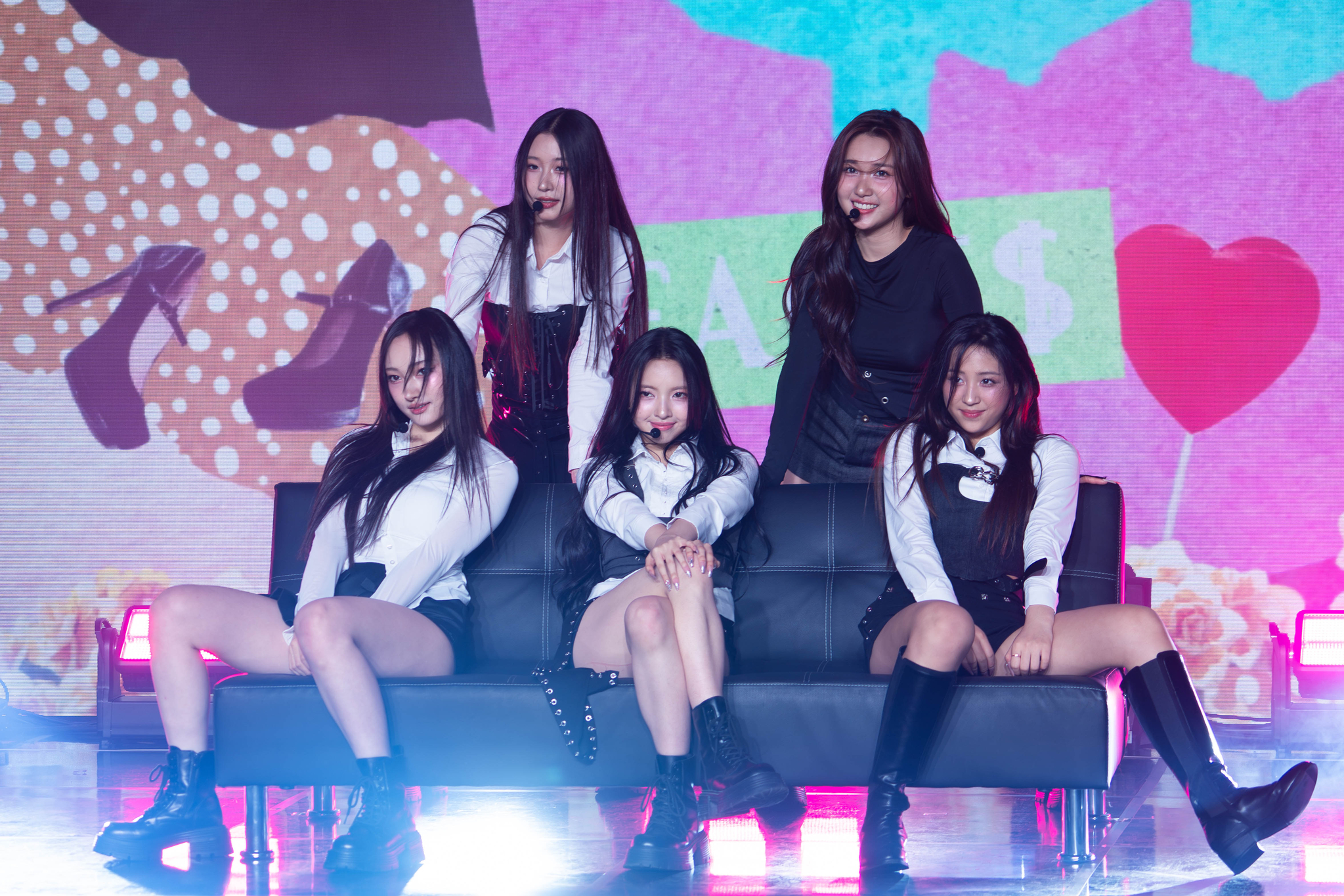 Girl group VVS performs B-side track “Fact$” during a showcase on April 22 at the Ilchi Art Hall in Gangnam District, southern Seoul, for the release of its first digital single “Tea.” [DANIELA GONZALEZ PEREZ]