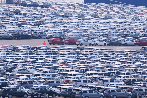 Vehicles for export are parked at a port in Pyeongtaek, Gyeonggi on April 15. [AP/YONHAP] 