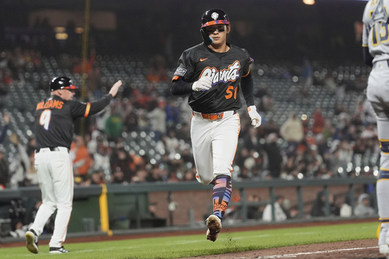 San Francisco Giants outfielder Lee Jung-hoo scores against the Milwaukee Brewers during the eighth inning of an MLB game in San Francisco on April 22. [AP/YONHAP] 