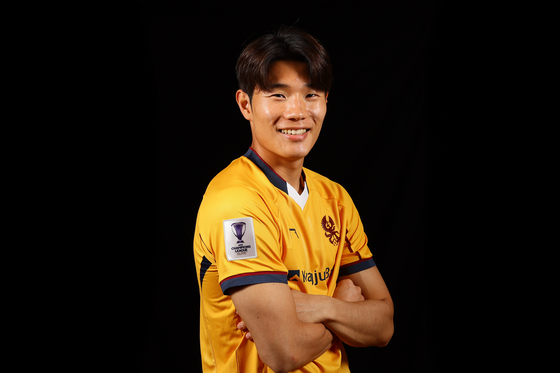 Gwangju FC midfielder Park Tae-jun poses for a photo during an interview with the JoongAng Ilbo in Incheon on April 20. [JOONGANG ILBO] 