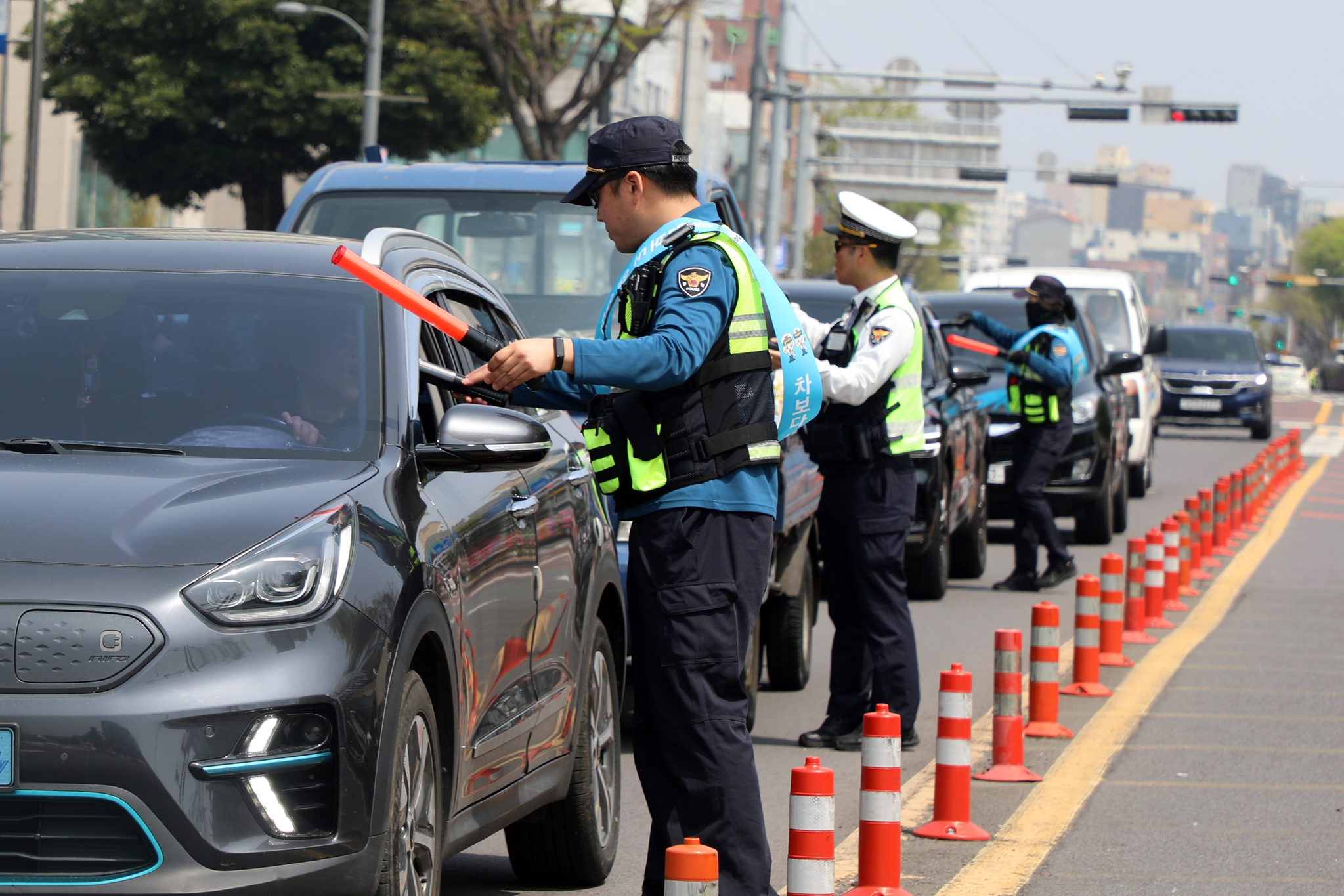 Police conduct a drunk driving checkpoint in Seogwipo, Jeju on April 10. [NEWS1] 