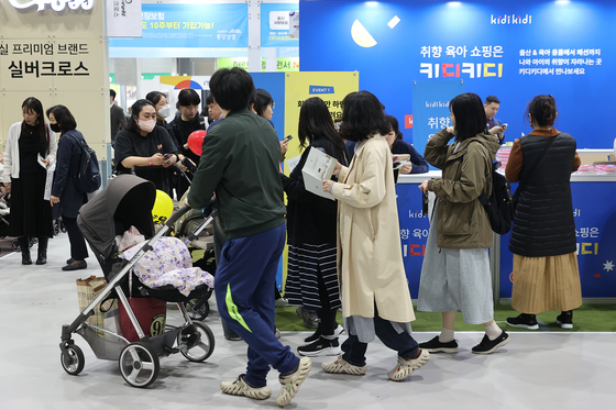 Visitors look around booths at a baby fair held at Coex Magok in Gangseo District, western Seoul on March 27. [YONHAP] 