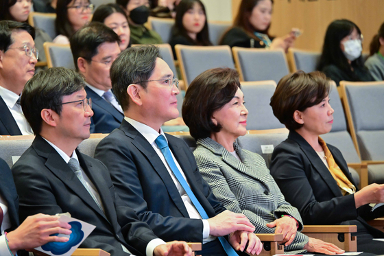 Samsung Electronics Executive Chairman Lee Jae-yong, second from left, and Honorary Director of Leeum Museum Hong Ra-hee attend an event for pediatric cancer at Seoul National University Children's Hospital in Jongno District, central Seoul, on Oct. 21, 2024. [YONHAP]