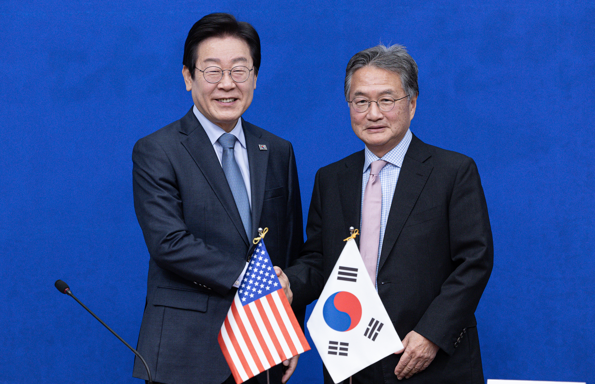 Rep. Lee Jae-myung of the Democratic Party, left, shakes hands with acting U.S. Ambassador to Korea Joseph Yun at the National Assembly in Yeouido, western Seoul, on Jan. 22. [NEWS1]