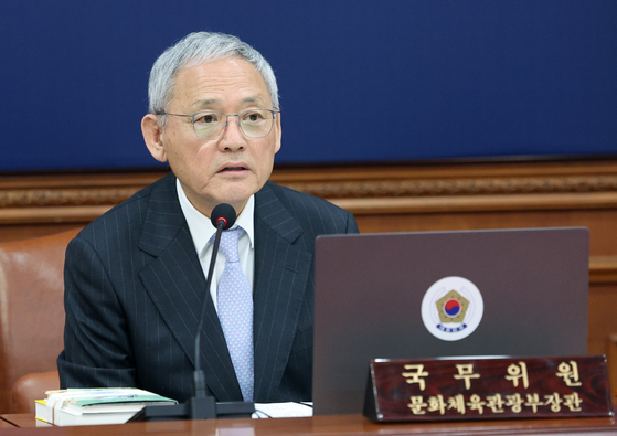 Minister of Culture, Sports and Tourism Yu In-chon speaks during a meeting at the Seoul Government Complex in Jongno District, central Seoul on April 22. [YONHAP] 