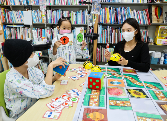 Pediatric cancer patients participate in a coding class at Chonnam National University Hwasun Hospital in Hwasun, North Jeolla, on April 18. [JANG JEONG-PIL]