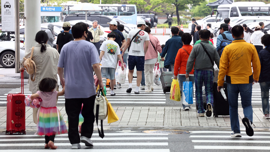 Travelers arrive at the domestic arrivals hall of Gimpo International Airport in Gangseo District, western Seoul, on May 6, 2024, the final day of the Children's Day holiday. [YONHAP]