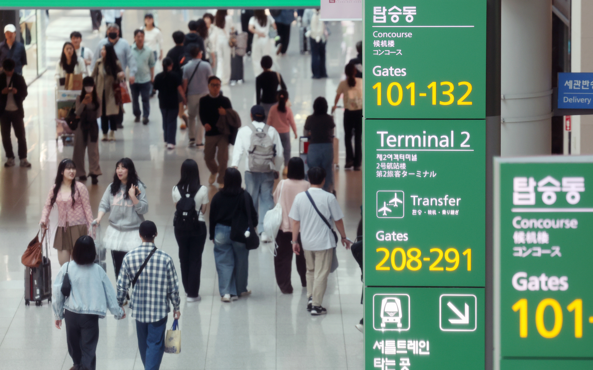 Travelers shop at duty-free shops at Terminal 1 of Incheon International Airport on April 21. [NEWS1]