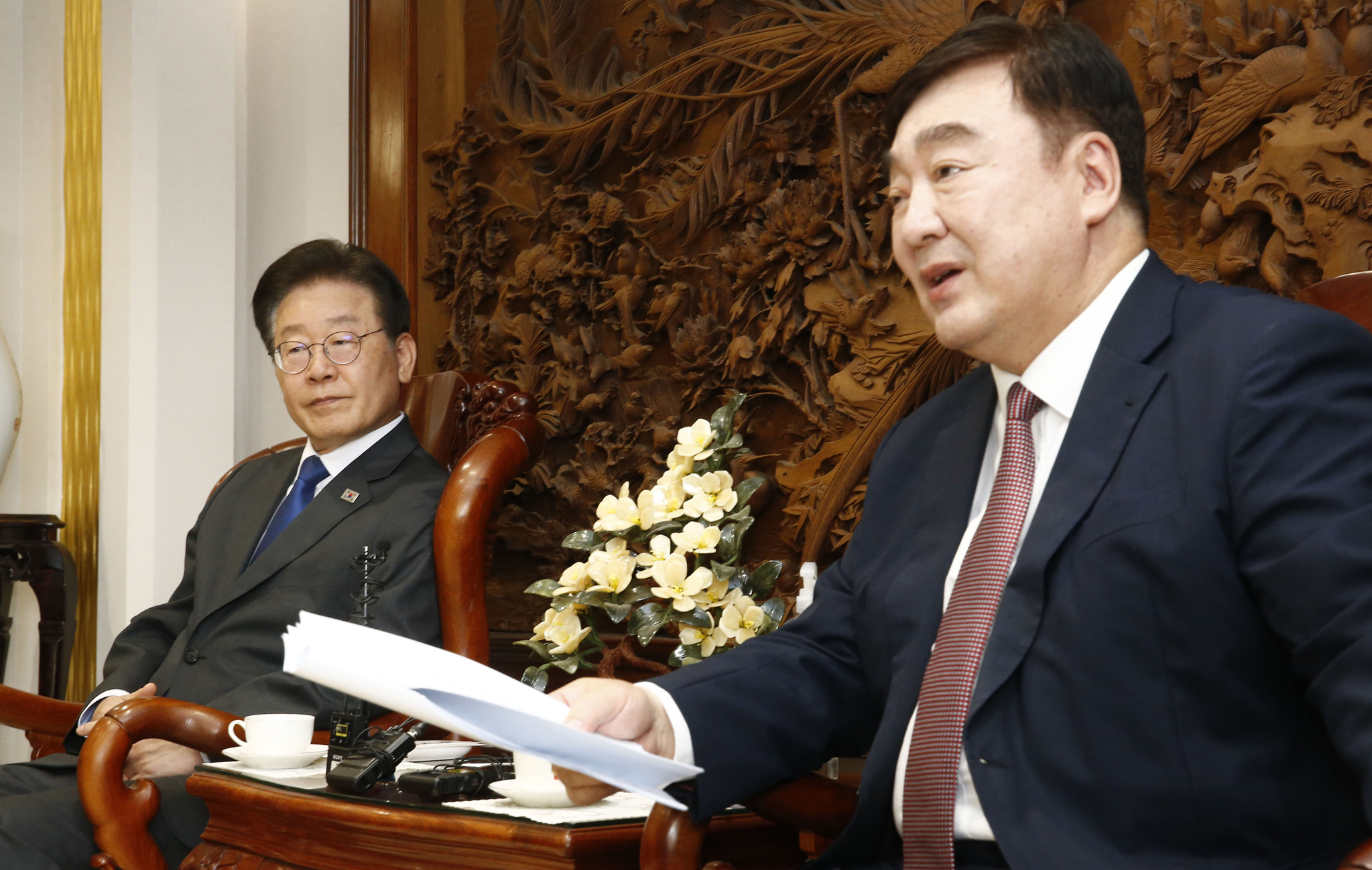 Chinese Ambassador to Korea Xing Haiming, right, speaks during a meeting with Rep. Lee Jae-myung at his official residence in Seongbuk District, northern Seoul on June 8, 2023. [JOINT PRESS CORPS]