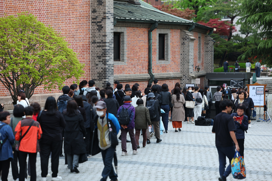 Mourners line up at the underground chapel of Myeongdong Cathedral in central Seoul on April 22 to pay their respects at the memorial altar for the late Pope Francis. [YONHAP]