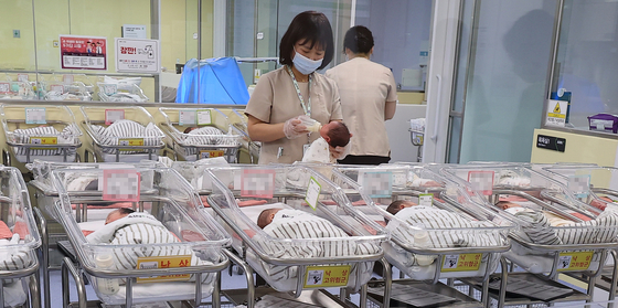 Nurses care for newborns at a hospital in Incheon on Feb. 26. [YONHAP]