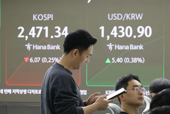 Korean benchmark Kospi starts lower on April 16, as shown in his picture taken at a trading room in central Seoul. [YONHAP]