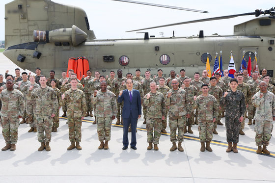 Acting President and Prime Minister Han Duck-soo, fifth from left, poses for a group photo with Korean and U.S. troops during a visit to the Korea-U.S. Combined Forces Command at U.S. Camp Humphreys in Pyeongtaek, Gyeonggi, on April 23. [YONHAP] 