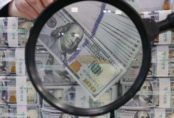 An employee organizes dollars at Hana Bank's Anti-Counterfeit Response Center in central Seoul on March 31. [YONHAP]