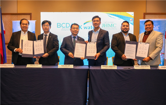 The Korea Water Resources Corporation (K-water) CEO Yun Seog-dae, third from left, poses for photos with officials from the Bases Conversion and Development Authority (BCDA), and the John Hay Management Corporation (JHMC) after signing a business agreement in Clark, the Philippines, on April 22. [K-WATER]