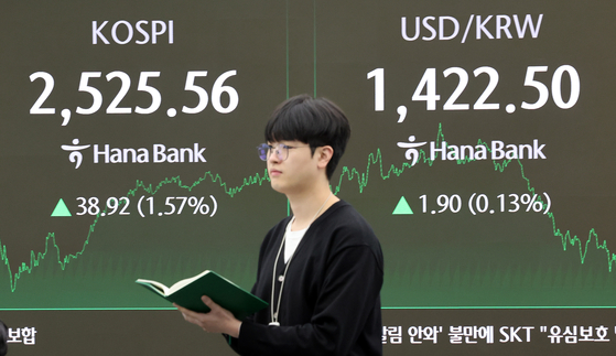 A screen in Hana Bank's trading room in central Seoul shows the Kospi closing at 2,525.56 points on April 23, up 38.92 points, or 1.57 percent, from the previous trading session. [NEWS1]