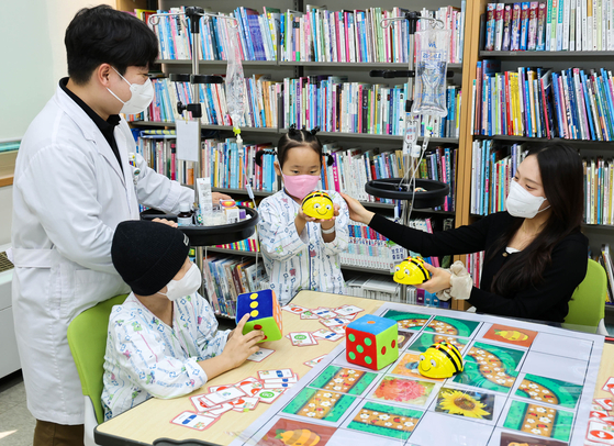 Pediatric cancer patients participate in a coding class at Chonnam National University Hwasun Hospital in Hwasun, North Jeolla, on April 18. [JANG JEONG-PIL]