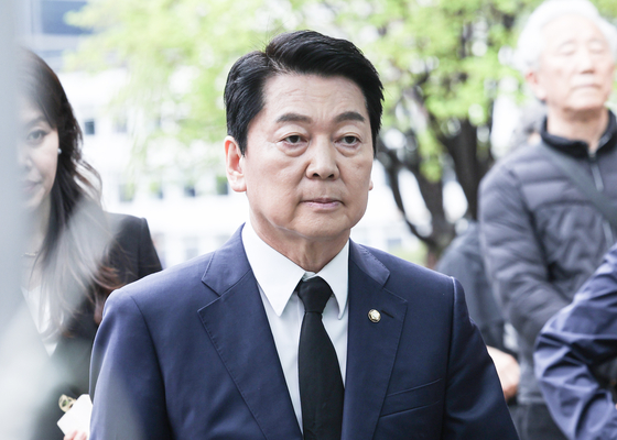 People Power Party presidential primary candidate Ahn Cheol-soo walks into Myeongdong Cathedral in Jung District, central Seoul, to pay his respects to recently-deceased Pope Francis on April 22. [KIM KYOUNG-ROK]