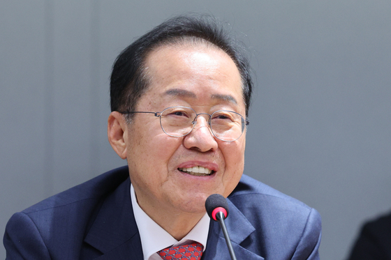 People Power Party presidential primary candidate Hong Joon-pyo speaks during a meeting with officials from the Korean Medical Association in Yongsan District, central Seoul, on April 22. [NEWS1]