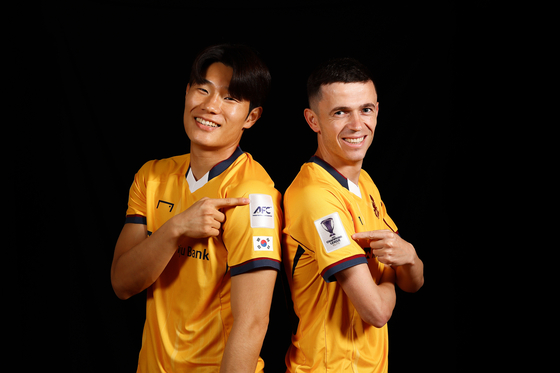 Gwangju FC midfielder Park Tae-jun, left, poses for a photo with his teammate Jasir Asani during an interview with the JoongAng Ilbo in Incheon on April 20. [JOONGANG ILBO]