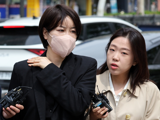 Moon Da-hye, daughter of former President Moon Jae-in, arrives at the Seoul Western District Court in Mapo District, western Seoul, on April 17. [NEWS1]