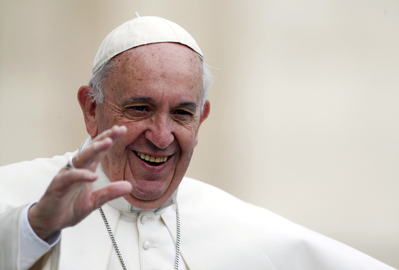 Pope Francis waves as he arrives to lead the weekly audience in Saint Peter's Square at the Vatican, Oct. 21, 2015. [REUTERS/YONHAP]