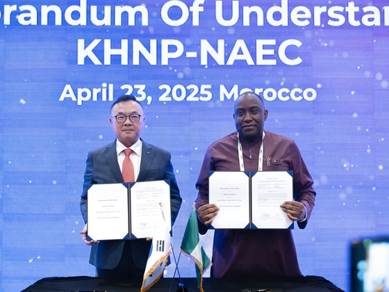 Korea Hydro & Nuclear Power (KHNP) president and CEO Whang Joo-ho, left, and Anthony Ekedegwa, acting head of the Nigeria Atomic Energy Commission (NAEC), pose of photos after signing a memorandum of understanding (MOU) on April 23. [KHNP]