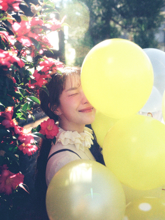 A concept photo of Dalchong, the sole remaining member of the indie band Cheeze, for her second full-length album “It just happened,” released on April 24 [MOODMINGLE]
