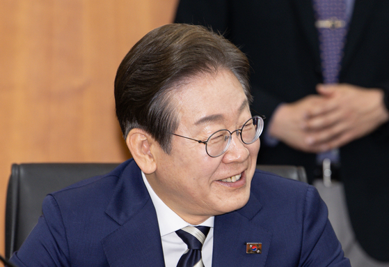 Lee Jae-myung, a primary candidate of the Democratic Party, smiles during a policy meeting on revitalizing the capital market held at the Korea Financial Investment Association in western Seoul on April 21. [NEWS1]