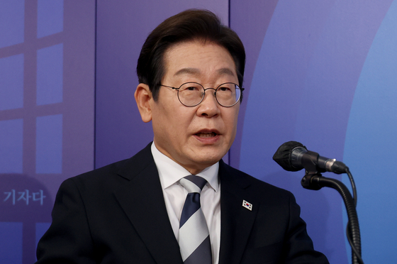 Lee Jae-myung, a preliminary candidate in the Democratic Party’s primary for the 21st presidential election, speaks during a debate hosted by OhmyTV at the OhmyTV studio in western Seoul on April 23. [YONHAP] 