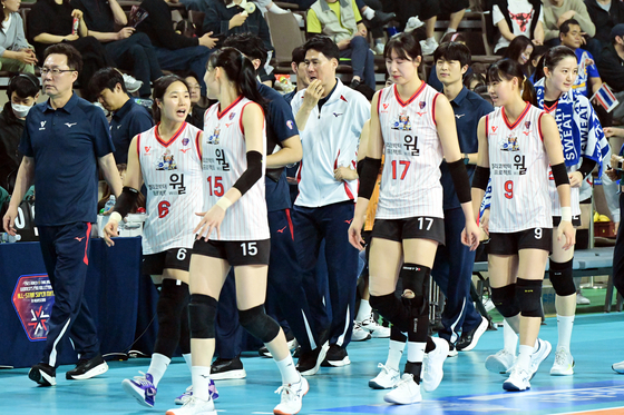 Team Korea reacts during an All-Star volleyball game against Team Thailand at Hwaseong Gymnasium in Hwaseong, Gyeonggi, on April 20. [YONHAP] 
