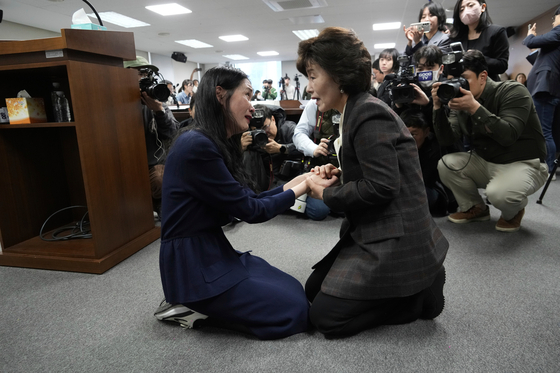 Truth and Reconciliation Commission Chairperson Park Sun-young, right, comforts adoptee Kim Yoo-ree during a press conference in central Seoul on March 26. [AP/YONHAP]