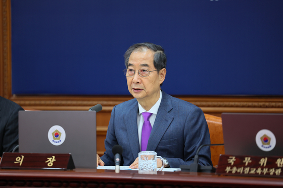 Acting President and Prime Minister Han Duck-soo speaks during a meeting at the Government Complex in central Seoul on April 22. [NEWS1] 