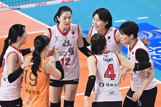 Team Korea celebrates during an All-Star volleyball game against Team Thailand at Hwaseong Gymnasium in Hwaseong, Gyeonggi, on April 20. [YONHAP]