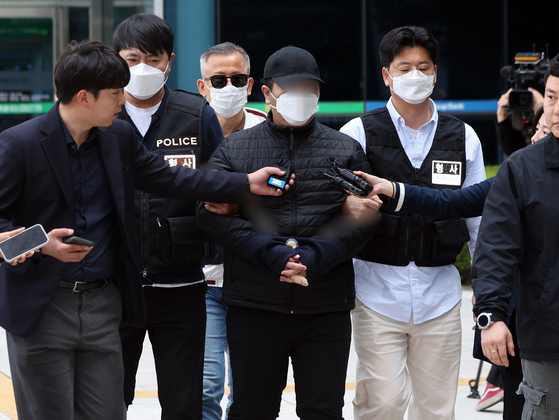 A 33-year-old man who is accused of fatally stabbing a woman at a grocery store in the Mia-dong neighborhood of Gangbuk District, northern Seoul, appears at a pretrial hearing at the Seoul Northern District Court in northern Seoul on April 24. [NEWS1]