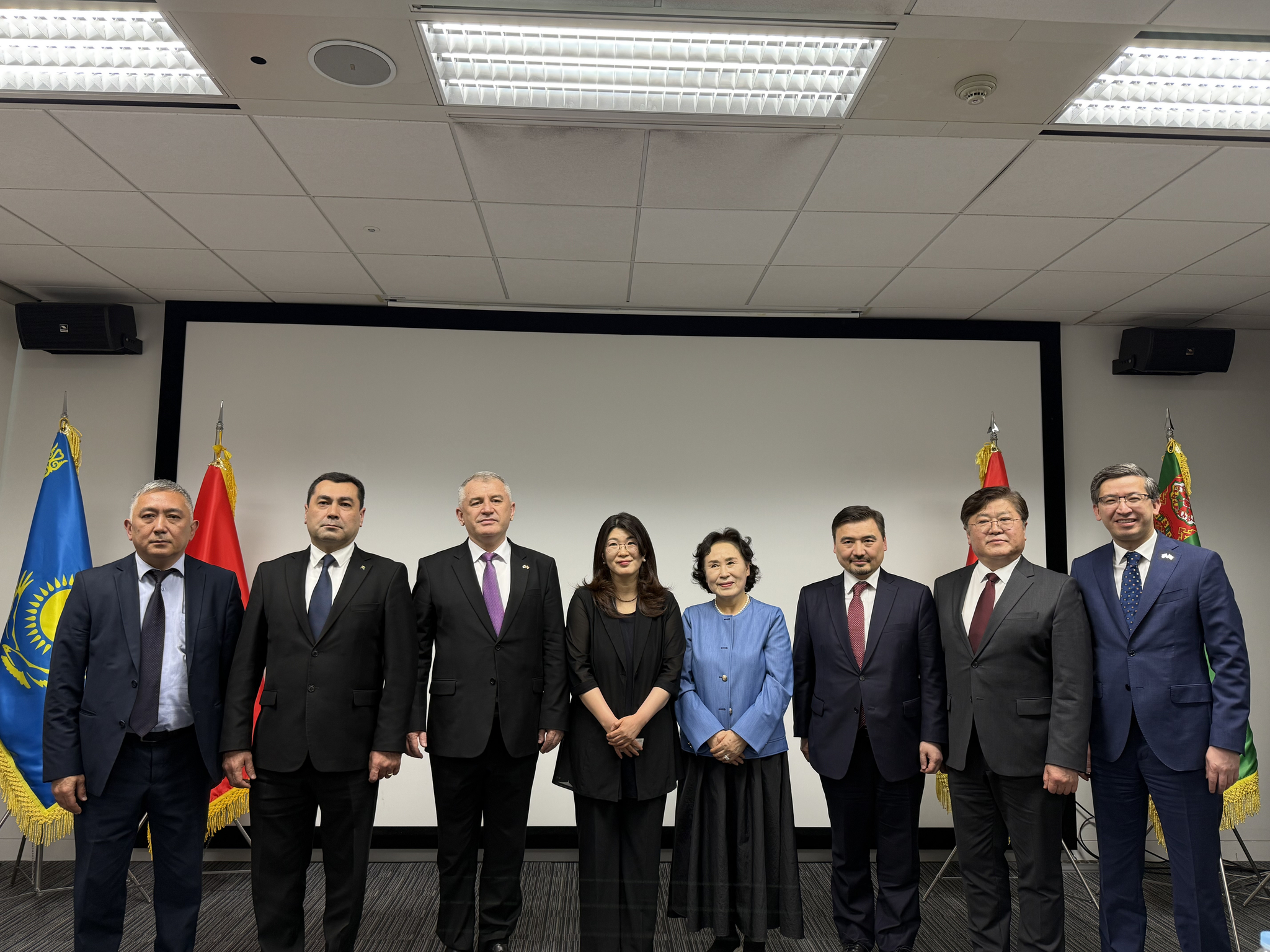 From left: Kyrgyzstan Counsellor to Korea Tilek Chokmorov, Turkmenistan Ambassador to Korea Begench Durdyyev, Tajikistan Ambassador to Korea Kirom Salohiddin, Prof. Kim Ju-yeon, Kim's mother, Kazakhstan Ambassador to Korea Nurgali Arystanov, Executive Vice-President of Korea Foundation Rhee Jong-kook and Uzbekistan Ambassador to Korea Alisher Abdusalomov pose for a photograph in central Seoul on April 23. [LEE SOO-JUNG]