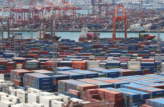 Containers are stacked at Busan Port on April 21. [NEWS1] 