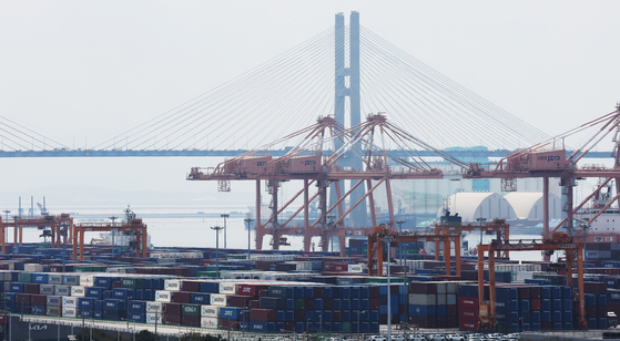 Containers are stacked at Pyeongtaek Port, Gyeonggi on April 21. [YONHAP]
