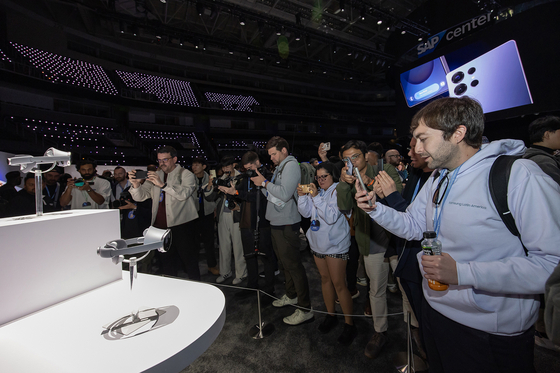 Visitors look at Samsung Electronics' XR gadget at the company's Galaxy Unpacked event in San Jose, California, on Jan. 22. [SAMSUNG ELECTRONICS]