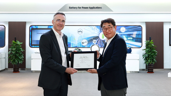 Nick Wells, the vice president of Jaguar Land Rover Automotive's Procurement for China Asia Pacific Region, left, presents Park Jeong-ho, the head of Samsung SDI’s Tianjin subsidiary, the certification for the JLR Quality Award during a ceremony on April 23. [SAMSUNG SDI]