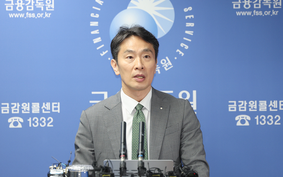 Financial Supervisory Service (FSS) Gov. Lee Bok-hyun speaks during a briefing held at the FSS headquarters in western Seoul, on April 24. [YONHAP]
