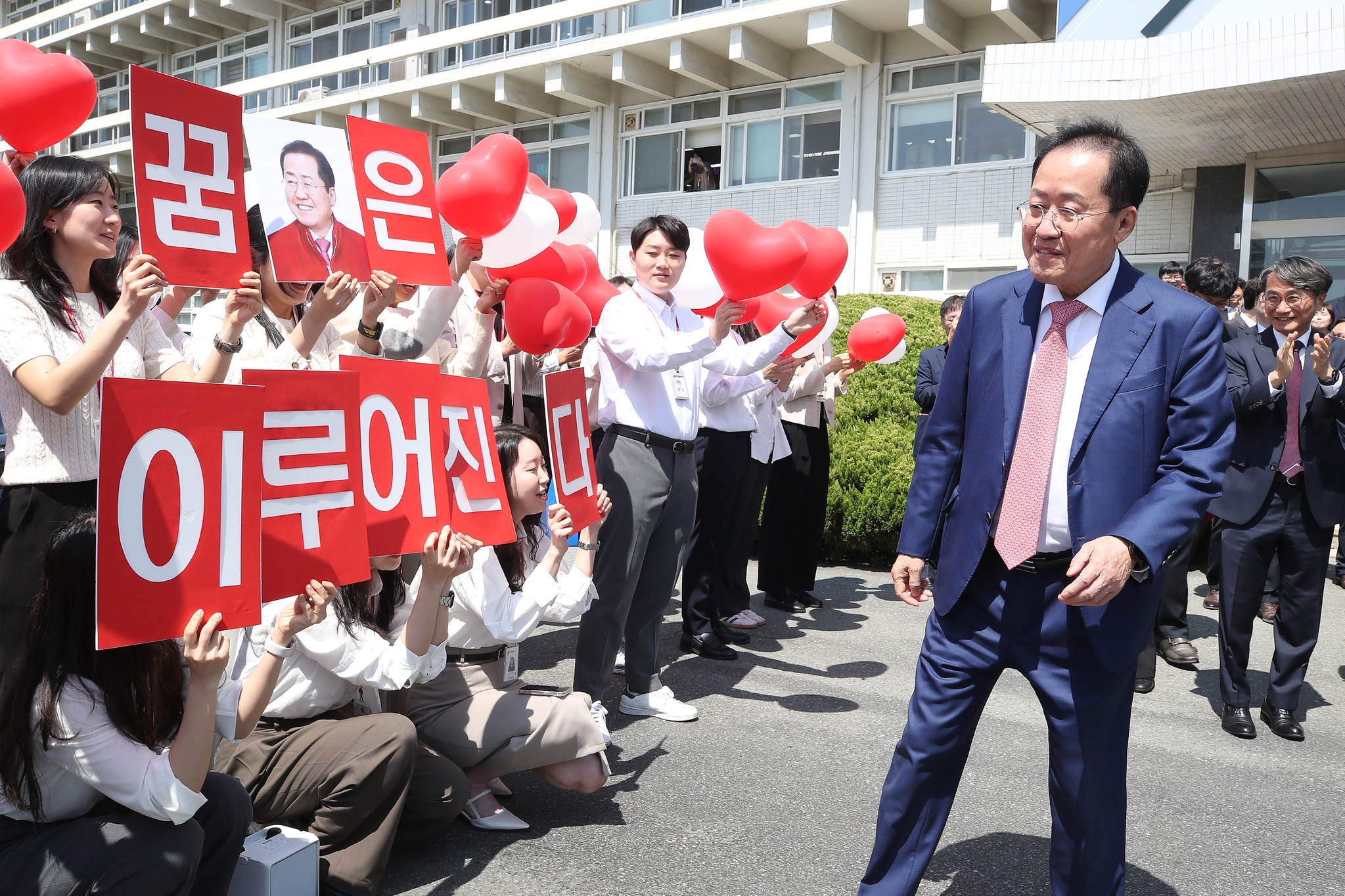 Now former Daegu Mayor Hong Joon-pyo departs city hall after his resignation ceremony on April 11. City government officials and employees bid farewell to Hong who is running for presidency. [NEWS1]