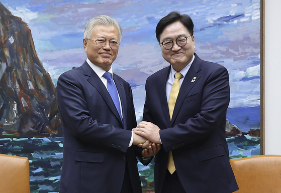 Former President Moon Jae-in, left, shakes hands with National Assembly Speaker Woo Won-shik, right, during a meeting before a ceremony marking the seventh anniversary of the April 27 Panmunjom Declaration at the National Assembly in Yeouido, western Seoul, on April 25. [JOINTS PRESS CORPS] 